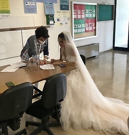 Scuola, va a firmare incarico per docenza in abito da sposa: «Rischiavo di perdere un anno di lavoro»
