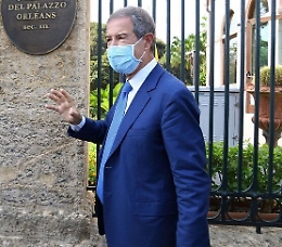 Musumeci : «Medici e personale scolastico non vaccinati devono essere allontanati dal posto di lavoro»