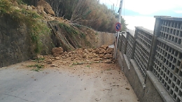 Strada chiusa nel Palermitano per la frana di un costone roccioso