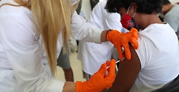 Due mini hub a Lampedusa per vaccinare i migranti che sbarcano in Sicilia