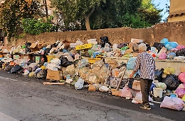 Catania si sveglia sommersa dai rifiuti: cumuli e cassonetti traboccanti in varie zone della citt&agrave;