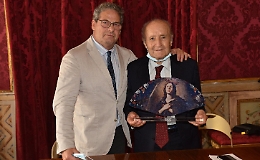 I 90 anni del decano dei cronisti parlamentari siciliani: «Vi racconto la mia Ars»