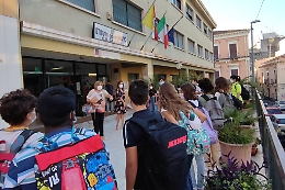 Alla Cavour di Catania la prima campanella tra tanta emozione e il debutto del green pass