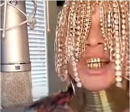 Catene d'oro e diamanti al posto dei capelli: l'ultima follia del rapper Dan Sur
