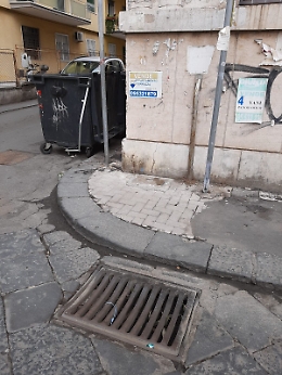 Catania: caditoia stradale intasata