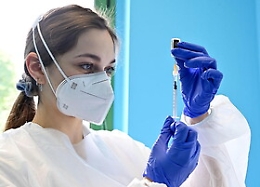 Terza dose al via in Italia con priorità a 10 categorie