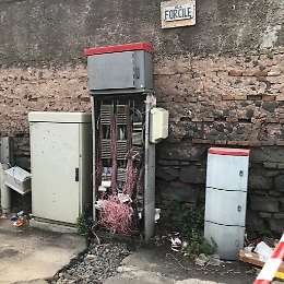 Catania: centralina telefonica abbandonata e vandalizzata
