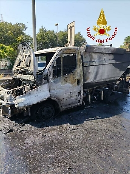 Autocompattatore Dusty prende fuoco sulla SS 121 a Misterbianco: traffico deviato