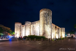 Area pedonale di sera in piazza Federico di Svevia