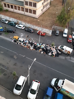Catania: scuola elementare con vista rifiuti in corso Indipendenza