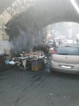 Pescheria di Catania: strada aperta al traffico tra le bancarelle