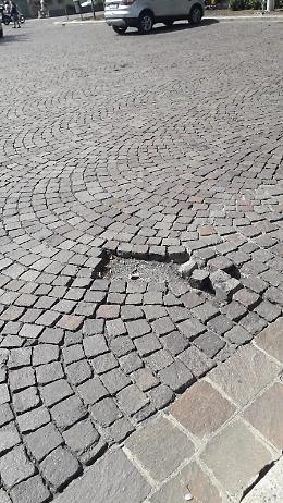 Catania: Sanpietrini dissestati in piazza della Repubblica