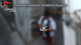 Catania, il video del baby pusher che cede la droga ad un cliente