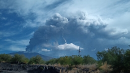 Etna, si ferma la fontana di lava dal Sud-Est ma alcuni Comuni già "anneriti" dalla cenere