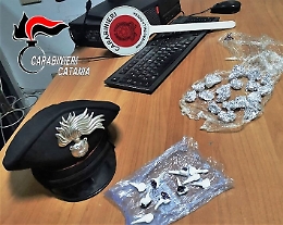 Catania, spacciatore bloccato in via Capo Passero mentre tenta di fuggire