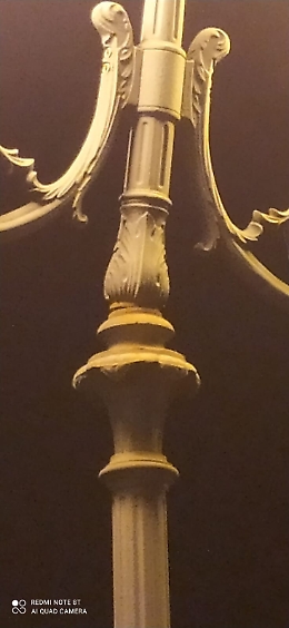 Enna: palo della pubblica illuminazione piegato e pericoloso