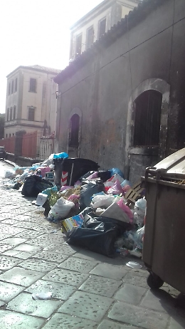 Emergenza rifiuti a Catania: via De Lorenzo