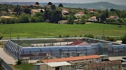 Migranti rifiutano quarantena e tentano fuga di massa da Pian del Lago: tre feriti