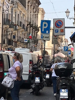Catania: marciapiede di via Garibaldi invaso da scooter
