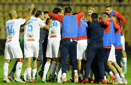 Russini illude un bel Catania, poi il Catanzaro agguanta il pari su rigore (che non c'era)