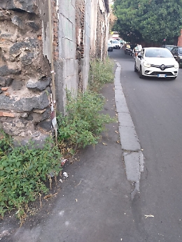 Catania: marciapiede di via Caronda inesistente, genitori protestano