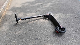 Cinquantenne cade dal monopattino e batte la testa: ricoverato in gravi condizioni