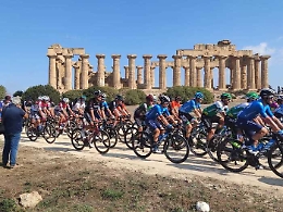 Giro di Sicilia, i ciclisti tra i templi di Selinunte come in una cartolina