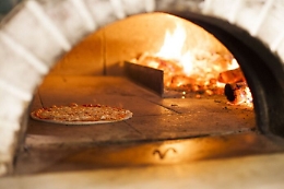 Brucia rifiuti speciali nel forno della sua pizzeria: denunciato