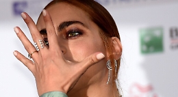 La confessione di Miram Leone: «Io bullizzata al liceo per le sopracciglia folte: mi chiamavano Elio e le storie tese»