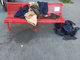 Catania, piazza Gandolfo: panchina rossa deturpata