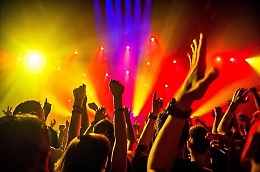 Capienze, via al metro di distanza: cinema e teatri al 100%, discoteche al 50%