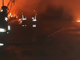 Un incendio divampato da cestino rifiuti minaccia palazzo a Siracusa: 5 agenti intossicati