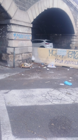 Catania: rifiuti e degrado sotto gli Archi della Marina