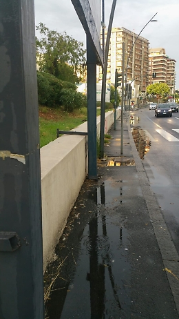 Lungomare Catania: pali illuminazione in mezzo al marciapiede