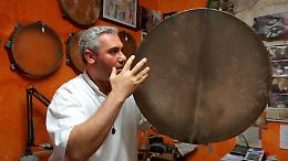 Fabrizio Fazio, l'artigiano del tamburo che a Gangi lavora lamiere e pelli di capra