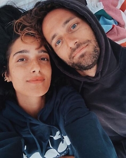 Levante &egrave; incinta, foto con il pancino