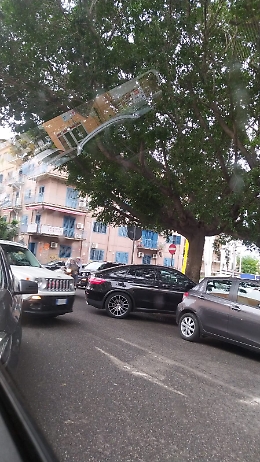 Catania: piazza Lincoln invasa da auto posteggiate