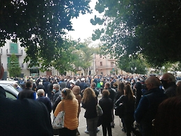 Una folla commossa al funerale di Gaetano e Martina