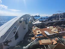 Aci Trezza: la barca incagliata è già stata dimenticata