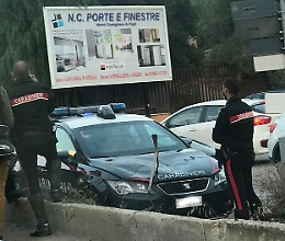 Prende a picconate auto dei carabinieri nel Palermitano