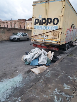 Catania: rimorchio "spazzatura" in corso Sicilia