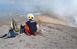 Vulcano, fumarola vicino la spiaggia di Levante