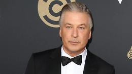 L'attore Alec Baldwin spara con la pistola di scena e uccide il direttore della fotografia