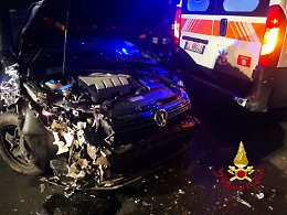 Belpasso: auto travolge ambulanza ferma per un soccorso: feriti il medico e una infermiera