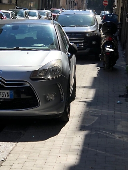 Catania: automobilisti padroni dei marciapiedi
