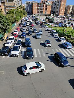 Catania, via Imperia: tappeto di auto ferme davanti la scuola