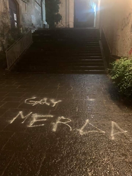 Scritta contro gay lungo la scalinata Alessi. Arcigay: «La cancelliamo»
