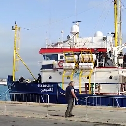 A Pozzallo 406 migranti sbarcano dalla "Sea Watch"