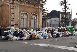 Catania: rifiuti ammassati di fronte la Chiesa Madonna della salute