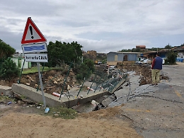Scordia, torrente Cava si ingrossa per la pioggia: crollano strada e muro di contenimento
